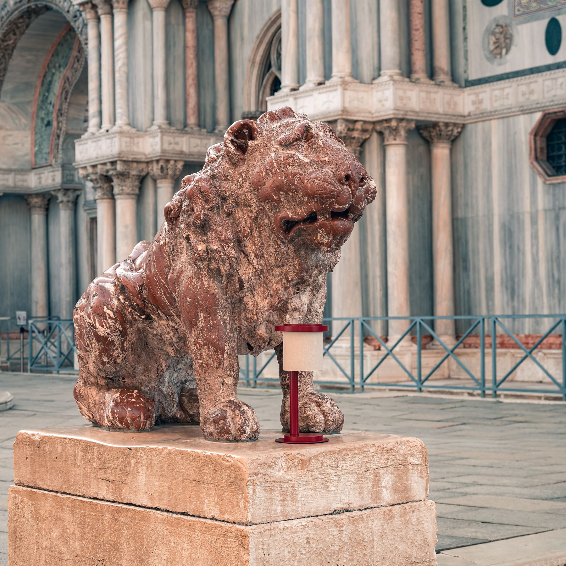 Eccentrica sul leone di San Marco, di giorno